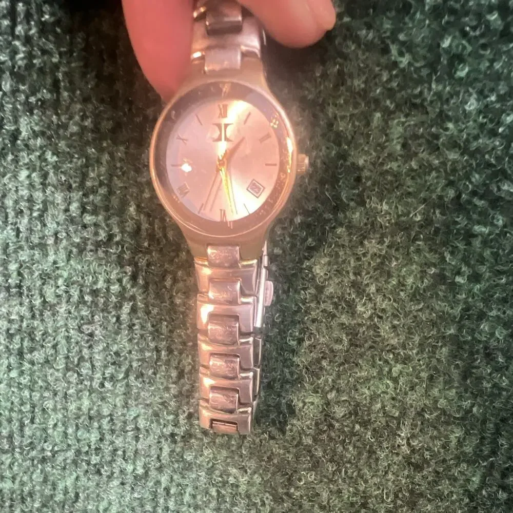 Women’s Analog Date Wristwatch Silver Dial Silver Metal Bracelet Gold Tone